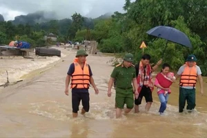 Các lực lượng sơ tán người dân xã Yên Khê (huyện Con Cuông, tỉnh Nghệ An) đến nơi an toàn. Ảnh: DUY CƯỜNG