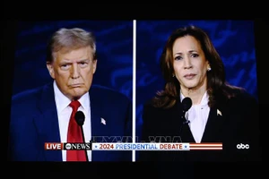 Cựu Tổng thống Mỹ Donald Trump (trái) và Phó Tổng thống Kamala Harris trong cuộc tranh luận trực tiếp tại thành phố Philadelphia tối 10-9-2024. Ảnh: THX/TTXVN