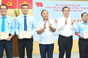 Đồng chí Nguyễn Phước Lộc trao Kỷ niệm chương “Vì sự nghiệp kiểm tra của Đảng” đến các cá nhân. Ảnh VIỆT DŨNG