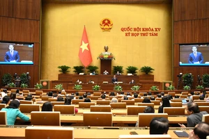 Phiên họp sáng 24-10. Ảnh: VIẾT CHUNG