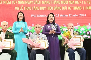 Quận Phú Nhuận trao Huy hiệu Đảng đến 102 đảng viên