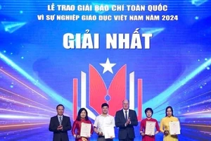 Trao giải nhất cho các tác giả đoạt giải