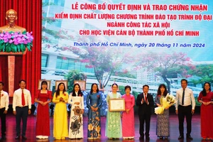 Học viện Cán bộ TPHCM nhận chứng nhận kiểm định chất lượng 5 chương trình đào tạo trình độ đại học