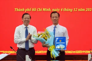 Chủ tịch UBND TPHCM Phan Văn Mãi chúc mừng ông Đậu An Phúc nhận nhiệm vụ mới