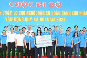 Cuộc đi bộ đã đóng góp hơn 11,6 tỷ đồng để chăm lo người dân khó khăn. Ảnh VIỆT DŨNG