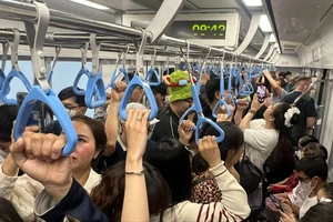 Vận hành hệ thống kiểm soát quản lý hành khách ra vào cửa nhà ga metro