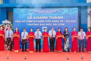 Các đại biểu cắt băng khánh thành tại lễ thành lập Viện Nghiên cứu kinh tế - xã hội (Trường ĐH Sài Gòn). Ảnh: THANH HÙNG