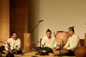 Ba nghệ sĩ biểu diễn Đàn Đó trong chương trình nghệ thuật "Kể chuyện nghìn năm - Chuyện Sài Gòn". Ảnh: THÚY BÌNH 