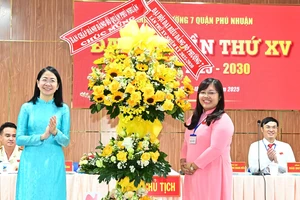 Bí thư Quận ủy quận Phú Nhuận Phan Thị Thanh Phương tặng hoa chúc mừng đại hội. Ảnh: VIỆT DŨNG