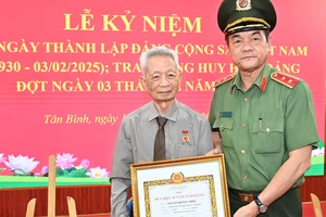 Quận Tân Bình trao Huy hiệu Đảng đến 293 đảng viên