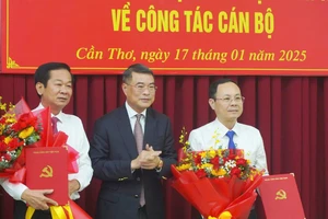 Đồng chí Lê Minh Hưng, Trưởng Ban Tổ chức Trung ương trao quyết định và tặng hoa chúc mừng đồng chí Nguyễn Văn Hiếu và Đỗ Thanh Bình