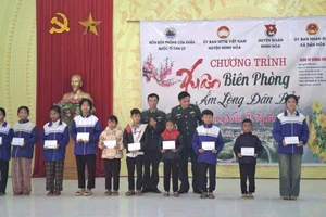 Tặng quà các em học sinh nghèo trong chương trình "Xuân Biên phòng - Ấm lòng dân bản", Đồn Biên phòng Cửa khẩu Quốc tế Cha Lo, tỉnh Quảng Bình