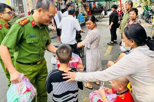 Hàng trăm bệnh nhi trải nghiệm làm cảnh sát giao thông và PCCC