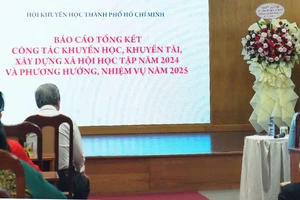 Tặng Cờ thi đua cho 12 tập thể có thành tích xuất sắc trong công tác khuyến học, khuyến tài