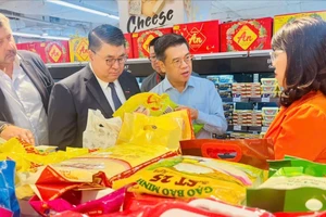 Phó Chủ tịch UBND TPHCM Nguyễn Văn Dũng khảo sát hàng tết tại Tops Market Thảo Điền