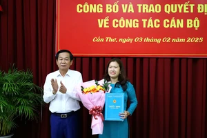 Bí thư Thành ủy TP Cần Thơ Đỗ Thanh Bình trao quyết định và tặng hoa chúc mừng bà Nguyễn Thị Ngọc Điệp, Phó Chủ tịch UBND TP Cần Thơ