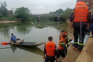 Lực lượng chức năng và người dân tìm kiếm thi thể nam sinh trên sông Phủ 