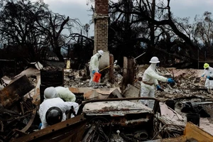 Nhân viên của EPA tham gia làm sạch môi trường sau vụ hoả hoạn ở Altadena, California. Ảnh:NEW YORK TIMES 