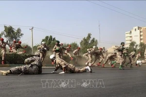 Binh sĩ Iran làm nhiệm vụ tại hiện trường vụ tấn công khủng bố nhằm vào lễ diễu binh ở Ahvaz ngày 22-9-2018. Ảnh tư liệu: THX/TTXVN