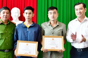 Tuyên dương 2 thanh niên dũng cảm lao vào lửa cứu người