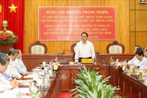 Quang cảnh buổi làm việc của Trưởng Ban Tuyên giáo và Dân vận Trung ương Nguyễn Trọng Nghĩa tại Tây Ninh. Ảnh: TTXVN