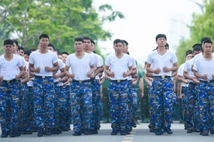 Lực lượng Vùng 3 Hải quân tham gia thi chạy đều tập thể