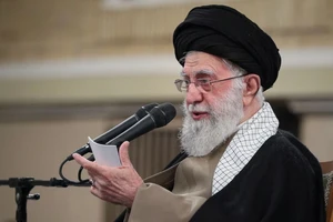 Lãnh tụ Tối cao Iran Ayatollah Ali Khamenei phát biểu với sinh viên ngày 12-3. Ảnh : Reuters