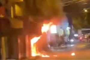 Ngọn lửa bùng cháy dữ dội 