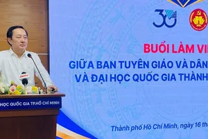Đồng chí Huỳnh Thành Đạt, Ủy viên Trung ương Đảng, Phó Trưởng Ban Tuyên giáo và Dân vận Trung ương phát biểu tại buổi làm việc
