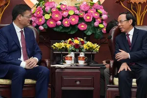 Đồng chí Nguyễn Văn Nên tiếp đồng chí Ngụy Hoa Tường, Tổng Lãnh sự Trung Quốc tại TPHCM chào từ biệt. Ảnh : HOÀNG HÙNG
