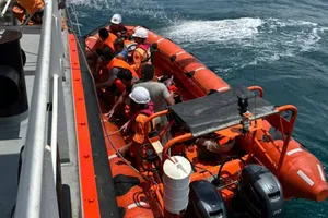 Lực lượng chức năng đưa các thuyền viên gặp nạn lên tàu. Ảnh: Cục Hàng hải và Đường thủy Việt Nam