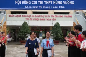 TPHCM: Thí sinh cười rạng rỡ sau giờ làm bài môn Toán