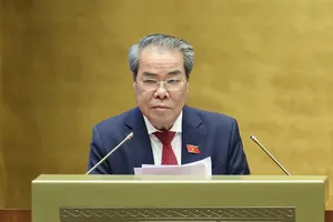 Trưởng Ban Dân nguyện và Giám sát Dương Thanh Bình trình bày tờ trình của UBTVQH. Ảnh: QUANG PHÚC 
