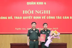 Thiếu tướng Đoàn Xuân Bường, Bí thư Đảng ủy, Chính ủy Quân khu trao quyết định cho Thượng tá Trương Viết Hải