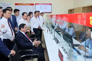 Thủ tướng Phạm Minh Chính thăm hỏi đội ngũ cán bộ, công chức đang làm nhiệm vụ
