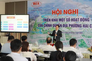 Ông Nguyễn Hoài Đức, Phó Tổng Giám đốc Công ty CP Thanh Bình - Phú Mỹ giới thiệu về mô hình chính quyền địa phương 2 cấp; thủ tục đầu tư vào khu công nghiệp