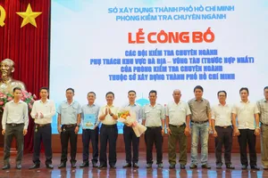 Đại diện Phòng kiểm tra chuyên ngành, Sở Xây dựng TPHCM trao thông báo thành lập và tặng hoa chúc mừng đội kiểm tra chuyên ngành xây dựng.