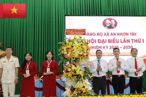 Đồng chí Phạm Thành Kiên tặng hoa của Thành ủy - HĐND - UBND - Ủy ban MTTQ Việt Nam TPHCM chúc mừng đại hội. Ảnh: NGÔ BÌNH