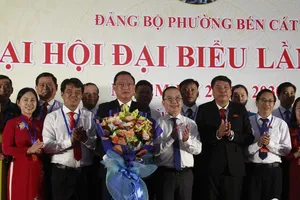 Các đồng chí lãnh đạo TPHCM chúc mừng Ban Chấp hành Đảng bộ phường Bến Cát.