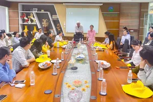Ông Kevin Moore, Giám đốc điều hành VWS giới thiệu Khu liên hợp xử lý chất thải rắn Đa Phước với Đoàn cán bộ quản lý môi trường