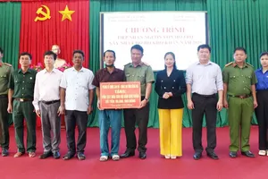 Hỗ trợ một người dân tộc S’tiêng nghèo xây nhà 