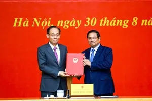 Thủ tướng Phạm Minh Chính trao quyết định tiếp nhận đồng chí Lê Hoài Trung, Bí thư Trung ương Đảng, Chánh Văn phòng Trung ương Đảng, về công tác tại Bộ Ngoại giao, giao quyền Bộ trưởng Bộ Ngoại giao