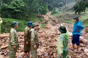 Lãnh đạo xã Hương Xuân kiểm tra, chỉ đạo đôn đốc thực hiện các biện pháp cảnh báo tại các địa điểm nguy cơ cao về sạt lở, ngập lụt 
