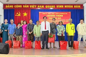 Phường Dĩ An (TPHCM) phát gạo miễn phí đến hộ khó khăn