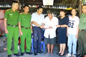 Trao 27 triệu đồng bạn đọc hỗ trợ đến gia đình bà Rmah H’tang