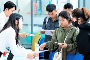 Vụ trưởng Vụ Giáo dục đại học Nguyễn Tiến Thảo báo cáo tại hội nghị