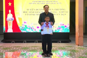 Tuyên dương học sinh dũng cảm cứu bạn trong vụ thảm sát ở Đắk Lắk