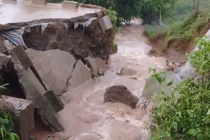 Cống liên hợp dài hơn 10m tại tuyến đường liên thôn A Ngo - A Đeng bị sập gây chia cắt giao thông