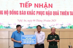 Đồng chí Bùi Thanh Nhân trao 7 tỷ đồng của Đảng bộ, Chính quyền và nhân dân TPHCM đến người dân tỉnh Nghệ An