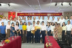 Đồng chí Phạm Trung Kiên chụp ảnh lưu niệm cùng tập thể Lãnh đạo Saigon Co.op